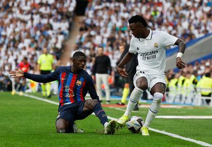 Dembelé persigue a Vinicius durante el clásico de este domingo.