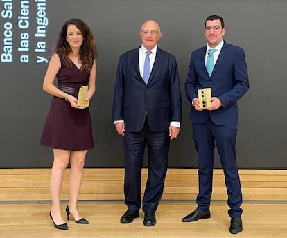 Josep Oliu, presidente de Banco Sabadell y de su Fundación, ha entregado el XIX Premio Fundación Banco Sabadell a la bióloga e investigadora Elvan Böke y el VIII Premio a las Ciencias y la Ingeniería al ambientólogo e investigador Manuel Delgado Baquerizo.