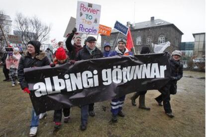 Un grupo de islandeses se manifiesta en contra de pagar las deudas bancarias al Reino Unido y Holanda.