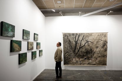 Un hombre observa las obras en el estand de Instituto de Visión, de Bogotá-New York, este miércoles en Ifema.