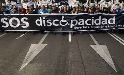 Manifestación en protesta por el cierre de centros de atención a discapacitados, en Madrid el 27 de septiembre.