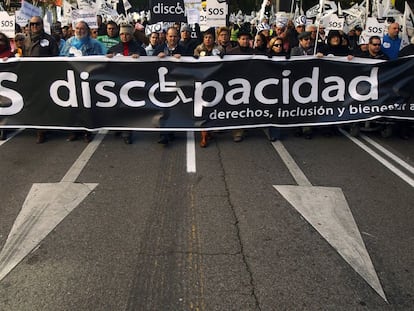 Manifestación en protesta por el cierre de centros de atención a discapacitados, en Madrid el 27 de septiembre.