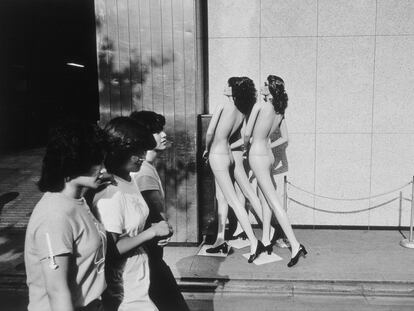 ‘Shinjuku. Tokyo’ (1981), de  Bernard Pierre Wolff. Cortesía de artista / MACK y MEP.