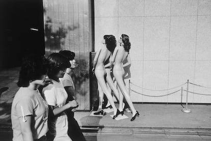 ‘Shinjuku. Tokyo’ (1981), de Bernard Pierre Wolff. Cortesía del artista / MACK y MEP.