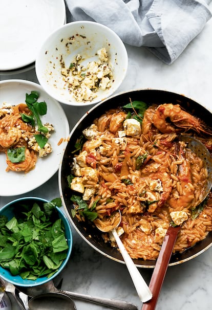 Orzo con langostinos, tomate y feta marinado, una elaboración del chef Yotam Ottolenghi incluida en su libro 'Cocina simple' (Editorial Salamandra). El orzo es una pasta pequeña cuya forma recuerda la de los granos de arroz.