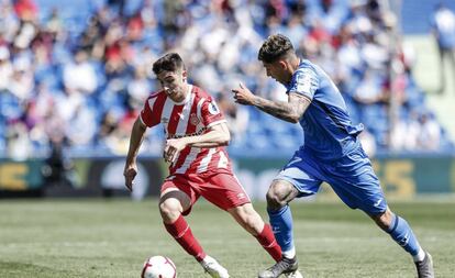 Pedro Porro, del Girona (i) y Jaime Mata, del Getafe, el pasado domingo.