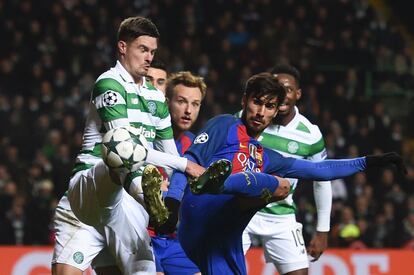 Erik Sviatchenko (izquierda) del Celtic y André Gomes (derecha) pelean por el balón.