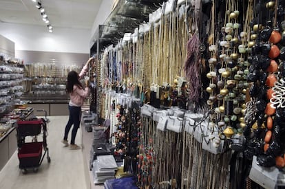 Interior de la tienda mayorista Sonata de artículos de bisutería.