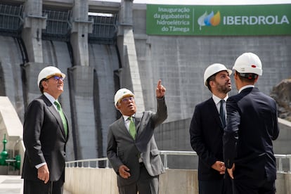 Desde la izquierda, el presidente de Iberdrola, Ignacio Sánchez Galán; el primer ministro portugués, António Costa; el ministros luso de Medio Ambiente, Duarte Cordeiro; y el secretario de Estado De Energía, João Galamba, durante la inauguración de una presa en Portugal, este julio.