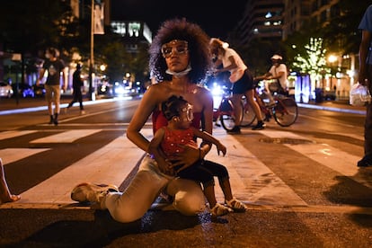 Twana Buck e sua filha Bonita, sentadas em uma rua  perto da Casa Branca, durante protestos, em 23 de junho, contra a morte de George Floyd. 