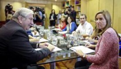 La ministra de Sanidad, Ana Mato, y el consejero de Sanidad de la Comunidad de Madrid, Javier Rodr&iacute;guez, durante la reuni&oacute;n celebrada esta ma&ntilde;ana en el Ministerio de Sanidad. 