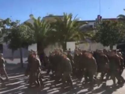 Un grupo de legionarios desfiló por Sanlúcar entonando frases ofensivas hacia la mujer