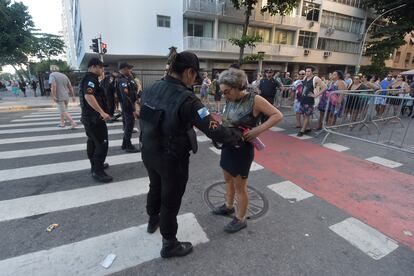 Inspectores de seguridad revisan a los asistentes antes de ingresar a la zona donde se llevará a cabo el concierto.