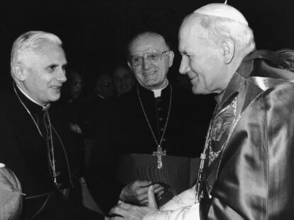 El entonces cardenal Ratzinger, prefecto de la Congregación para la Doctrina de la Fe (a la izquierda), saluda al papa Juan Pablo II, en el Vaticano, en 1985.