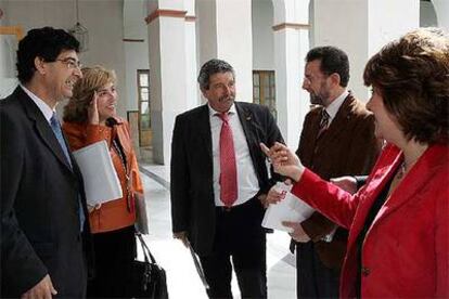 Valderas, Concha Caballero, Acuña (IU) y los socialistas Gracia y Antonia Moro, ayer en el Parlamento.