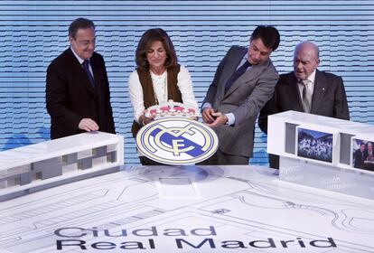 La entonces alcaldesa de Madrid, Ana Botella (c), acompañada por el expresidente de la Comunidad de Marid, Ignacio González, el presidente del Real Madrid, Florentino Pérez, y el presidente de honor madridista, Alfredo Di Stéfano, durante el acto de presentación de la III Fase de la Cuidad del Real Madrid, el 5 de noviembre de 2012.