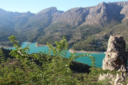 Embalse visto desde el pueblo.