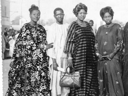 Grupo preparado para participar a la fiesta tradicional de Sabar en Saint Louis en una fotografía tomada en la década de los sesenta.