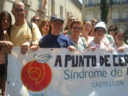 Héctor, Julio y su madre Francisca y Diana, en la protesta en Valencia.