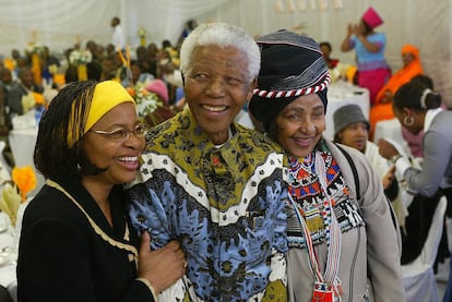 Nelson Mandela (c) celebra seu 86º aniversário junto a sua mulher, Graca Machel (e), e sua ex-mulher Winnie Madikizela Mandela (d) em julho de 2004.