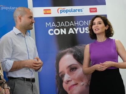 José Luis Álvarez Ustarroz, todavía alcalde de Majadahonda, junto a Isabel Díaz Ayuso.