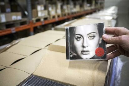 La portada del nuevo disco de la cantante británica Adele, "25", en la nave de Bertus Wholesale & Distribution en Capelle aan den Ijssel, Holanda.