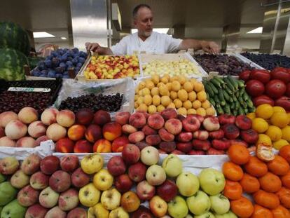 Un puesto de frutas en San Petersburgo.