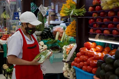 Una vendedora coloca unos nopales en un puesto de frutas y verduras en el Mercado Álamos, en Ciudad de México, el 2 de febrero.