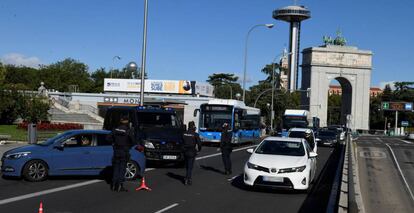 Policías montan un control en el distrito madrileño de Moncloa este sábado.