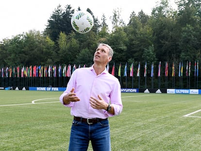 Marco van Basten posa en la sede de la FIFA en Zúrich.