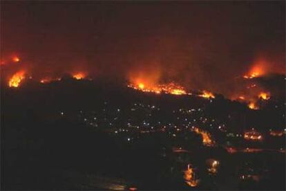 La ciudad de Ourense quedaba cercada anoche por las llamas, como puede apreciarse en la imagen.