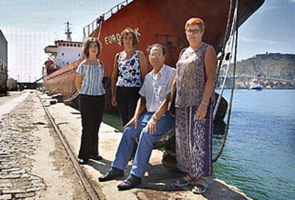 De izquierda a derecha, Isabel y Ana Moya, Nemesio Matamoros y Mayte Fortanete, en el puerto de Barcelona.