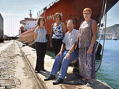 De izquierda a derecha, Isabel y Ana Moya, Nemesio Matamoros y Mayte Fortanete, en el puerto de Barcelona.