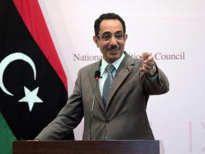 Abdel Hafiz Ghoga, vicepresidente del CNT, anuncia el juicio de quienes mataron a Gadafi.