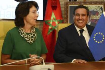 La comisaria de Pesca de la UE, Maria Damanaki y el ministro marroquí de Agricultura, Aziz Ajanuch. EFE/Archivo