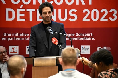 Mokhtar Amoudi, galardonado con el premio Goncourt de los reclusos, pronuncia un discurso ayer ante los reclusos en el Centro Nacional del Libro de París.