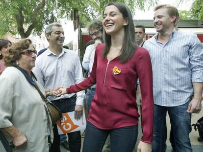 Inés Arrimadas, habla este martes con vecinos de Premià de Mar.