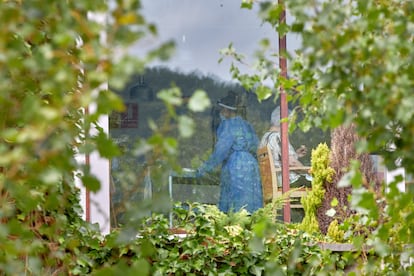 Una profesional sanitaria realiza su trabajo en la residencia Torreblanca de Sant Joan les Fonts (Girona).