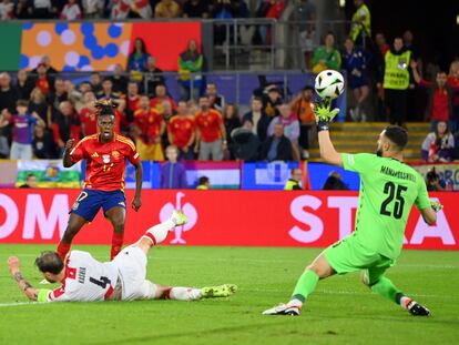 Nico Williams marca el tercer gol de España.