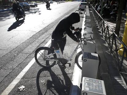 Puesto de anclaje y carga de bicibletas del servicio p&uacute;blico de alquiler de bicicletas BiciMad.