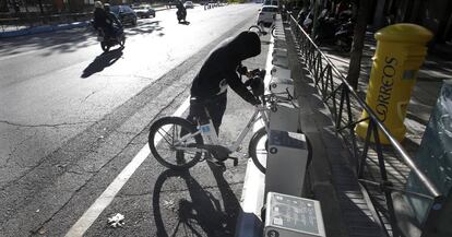 Puesto de anclaje y carga de bicibletas del servicio p&uacute;blico de alquiler de bicicletas BiciMad.