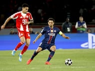 Marquinhos y Luis Díaz luchan por el balón.