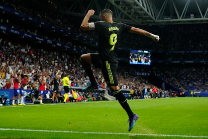 El delantero del Real Madrid Karim Benzema celebra uno de sus goles contra el Espanyol.