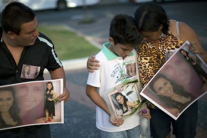 Familiares sujetan fotografas de la joven Pamella Lopes, quien muri en la discoteca Kiss en la ciudad de Santa Mara, Brasil.