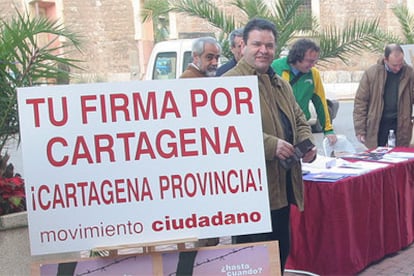 El Movimiento Ciudadano, en su recogida de firmas para reivindicar una futura provincia del Campo de Cartagena, el pasado febrero.