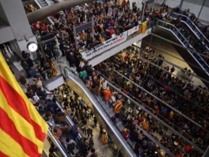 Los estudiantes han ocupado las vías en la estación de Girona a primera hora de la mañana