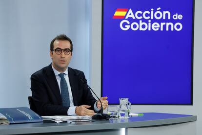 El ministro de Economía, Comercio y Empresa, Carlos Cuerpo, ofrece una rueda de prensa tras el Consejo de Ministros, este martes en el Palacio de la Moncloa.