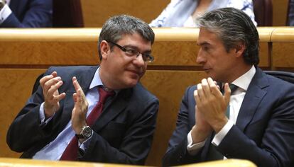 El ministro de Energía, Turismo y Agenda Digital, Álvaro Nadal, junto al titular de Fomento, Íñigo de la Serna.