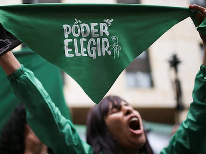 Una mujer celebra la despenalización del aborto en Bogotá, en febrero de 2022.