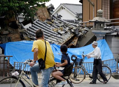 Vecinos de la localidad de Takatsuki en la prefectura de Osaka en Japón observan los daños provocados por un terremoto de 6,1 grados que ha sacudió el oeste del país.